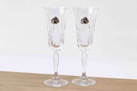 Trouwcadeau-champagneglas-met-zilveren-trouringen-en-stenen-paars--scaled.jpg