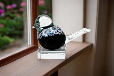 Mini Urn vogel zwart Loranto glazen urn KU.12-Photoroom
