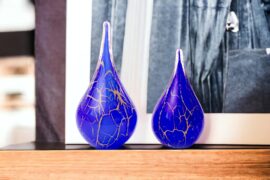 Mini urn druppel blauw met goud UD sfeer 2