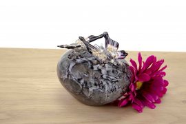 Mini Urn 2 Vlinders op steen Transparant op Grijze steen