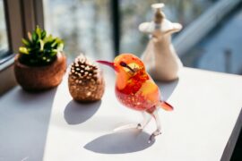 Oranje vogel van glas sfeer