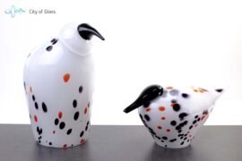 Glazen vogel met stippen