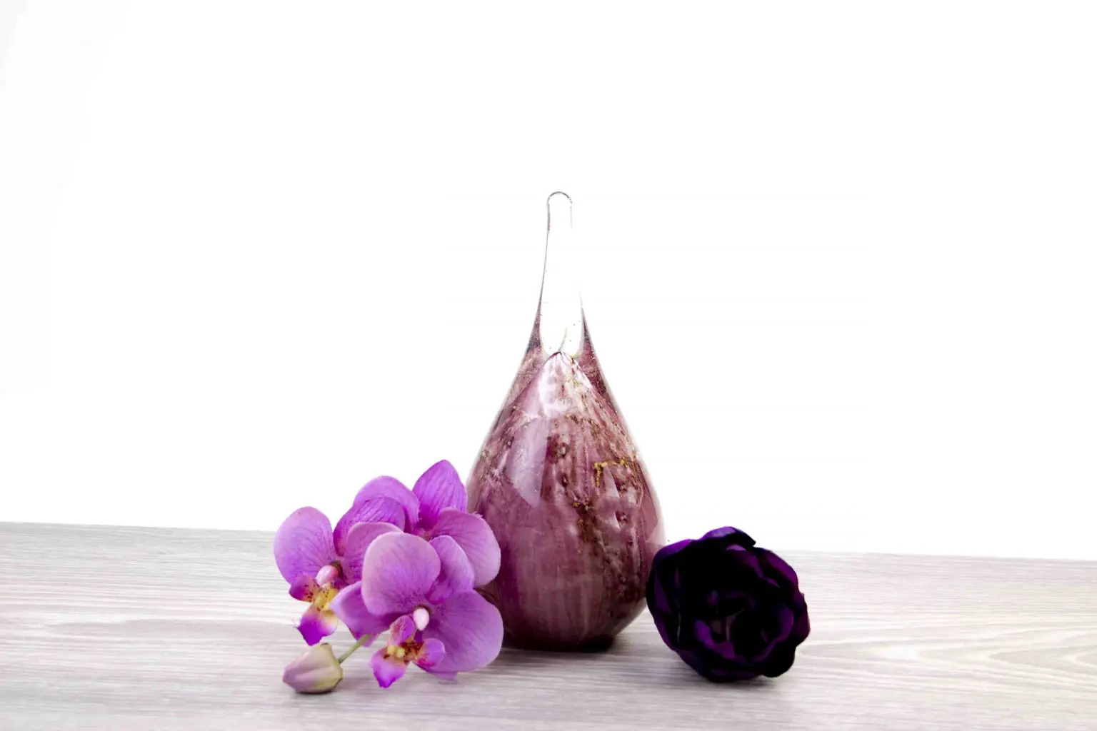 Mini-Urn-Druppel-paars-Mondgeblazen-Loranto-Glas-sfeer-jpg-scaled-1536x1024.jpg