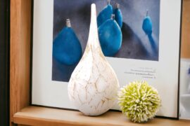 Mini Urn Koestert Mooie Momenten | Urn Druppel Wit met Bladgoud |19cm