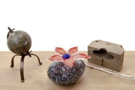 Vergeet-mij-nietje Mini Urn Grijs met Rood | Glazen Urn | Luxe Urnen | Urn met Bloem