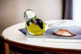 Mini Urn Vogel Geel op kristallen sokkel, Vogel Urn