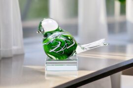 Mini Urn Vogel Groen op kristallen sokkel