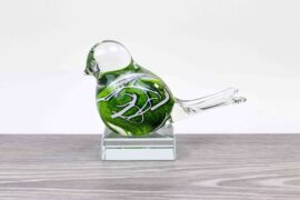 Mini Urn Vogel Groen op kristallen sokkel