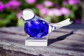 Mini Urn Vogel Blauw ‘Bubble’ op Kristallen sokkel