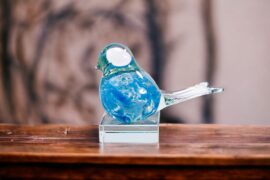 Mini Urn Vogel Blauw op kristallen sokkel Loranto Glas