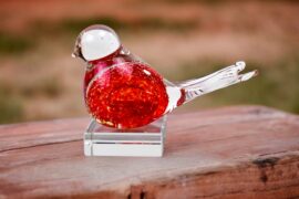 Mini Urn Vogel Rood ‘Bubble’ op Kristallen sokkel