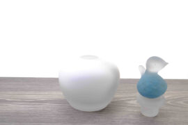 Witte Mini Urn met Blauwe Vogel van Loranto – 18,5 cm