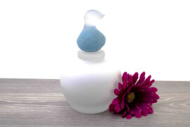Witte Mini Urn met Blauwe Vogel van Loranto – 18,5 cm