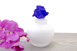 Witte Mini Urn met Blauwe roos van Loranto – 18,5 cm