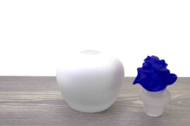 Witte Mini Urn met Blauwe roos van Loranto – 18,5 cm