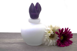 Witte Mini Urn paarse tulp van Loranto 18,5 cm