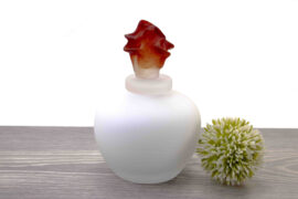 White small urn with transparent rose by Loranto – 18,,5 cm