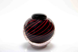 Kristallen urn Black Red van Ozzaro – 11 cm