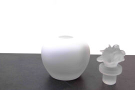 Witte Mini Urn met Transparante roos van Loranto – 18,5 cm