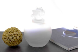 Witte Mini Urn met Transparante roos van Loranto – 18,5 cm