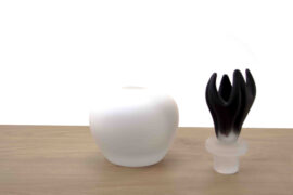 Witte Mini Urn Zwarte tulp van Loranto 18,5 cm