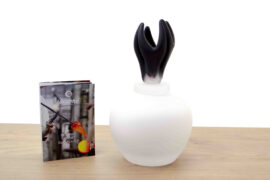 Witte Mini Urn Zwarte tulp van Loranto 18,5 cm